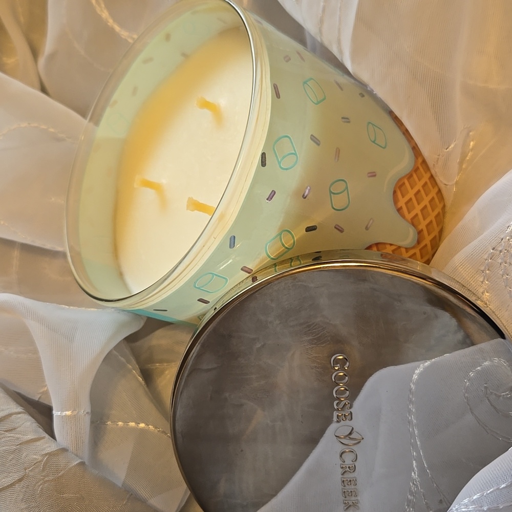 Banana Marshmellow Scented 3 Wic Candle - Picture 3 of 3